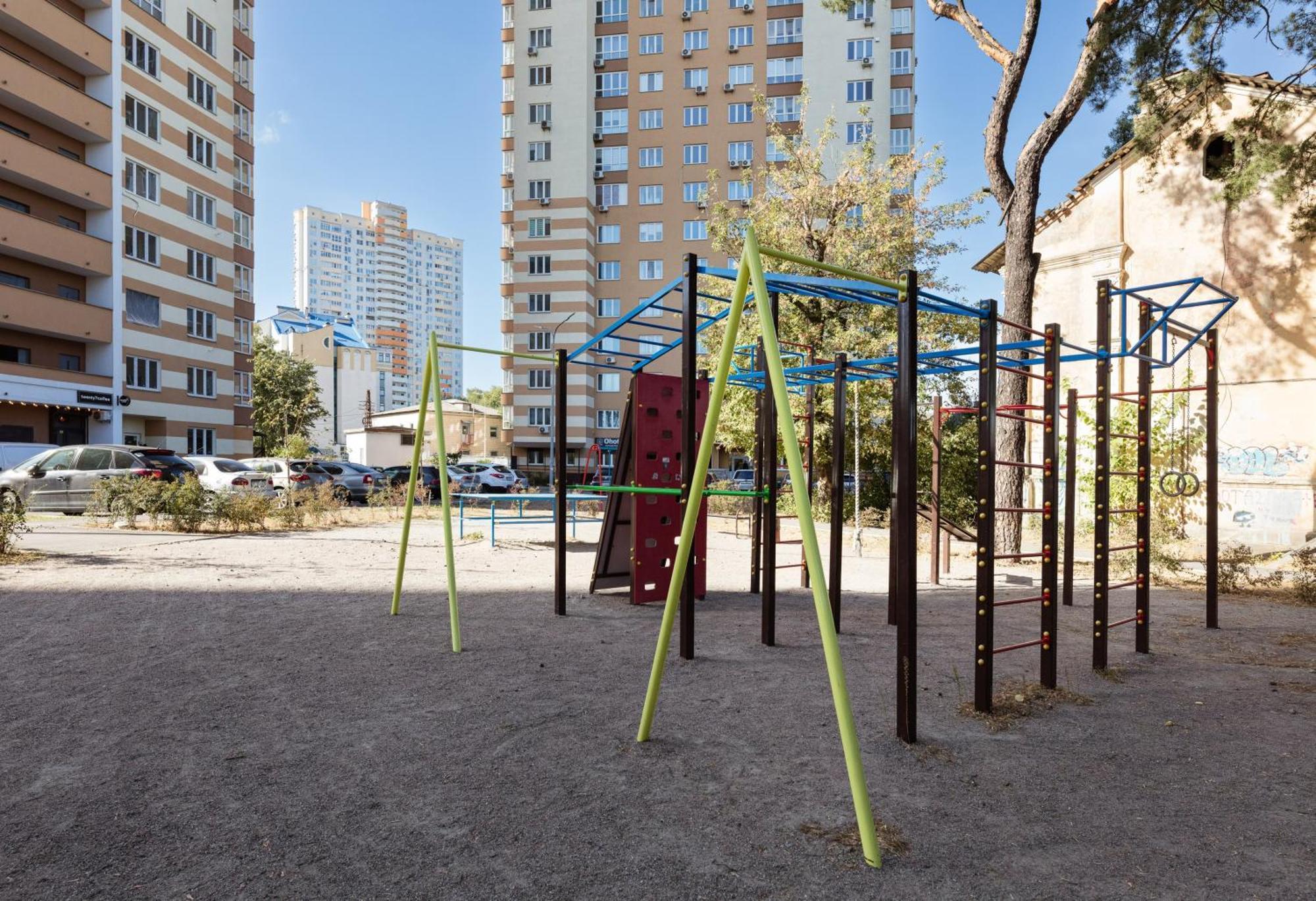 Квартири Люкс Метро Чернігівська Apartamento Kiev Exterior foto