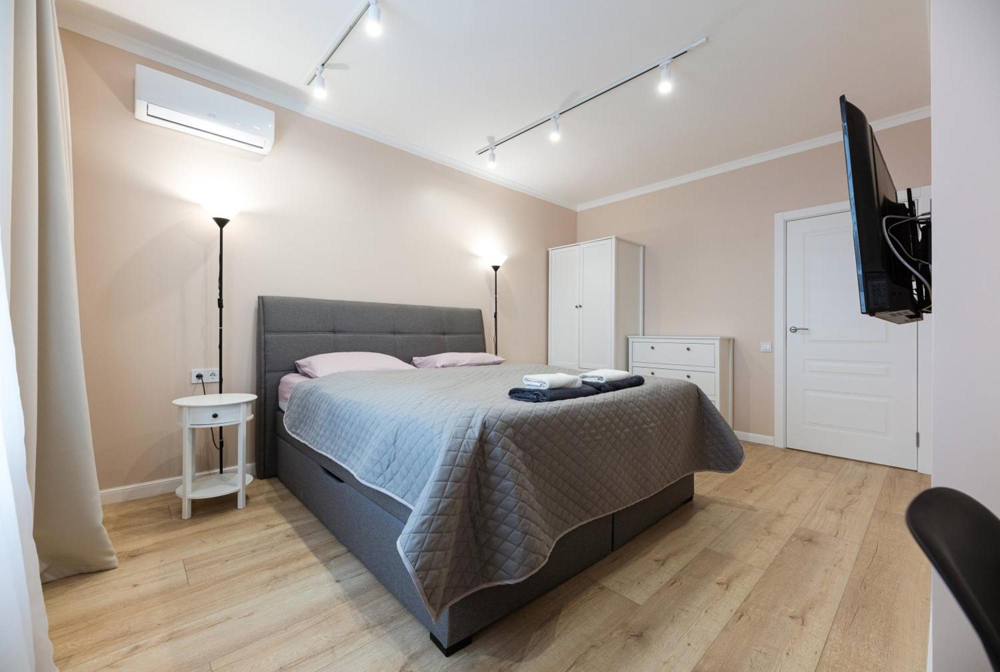 Квартири Люкс Метро Чернігівська Apartamento Kiev Exterior foto