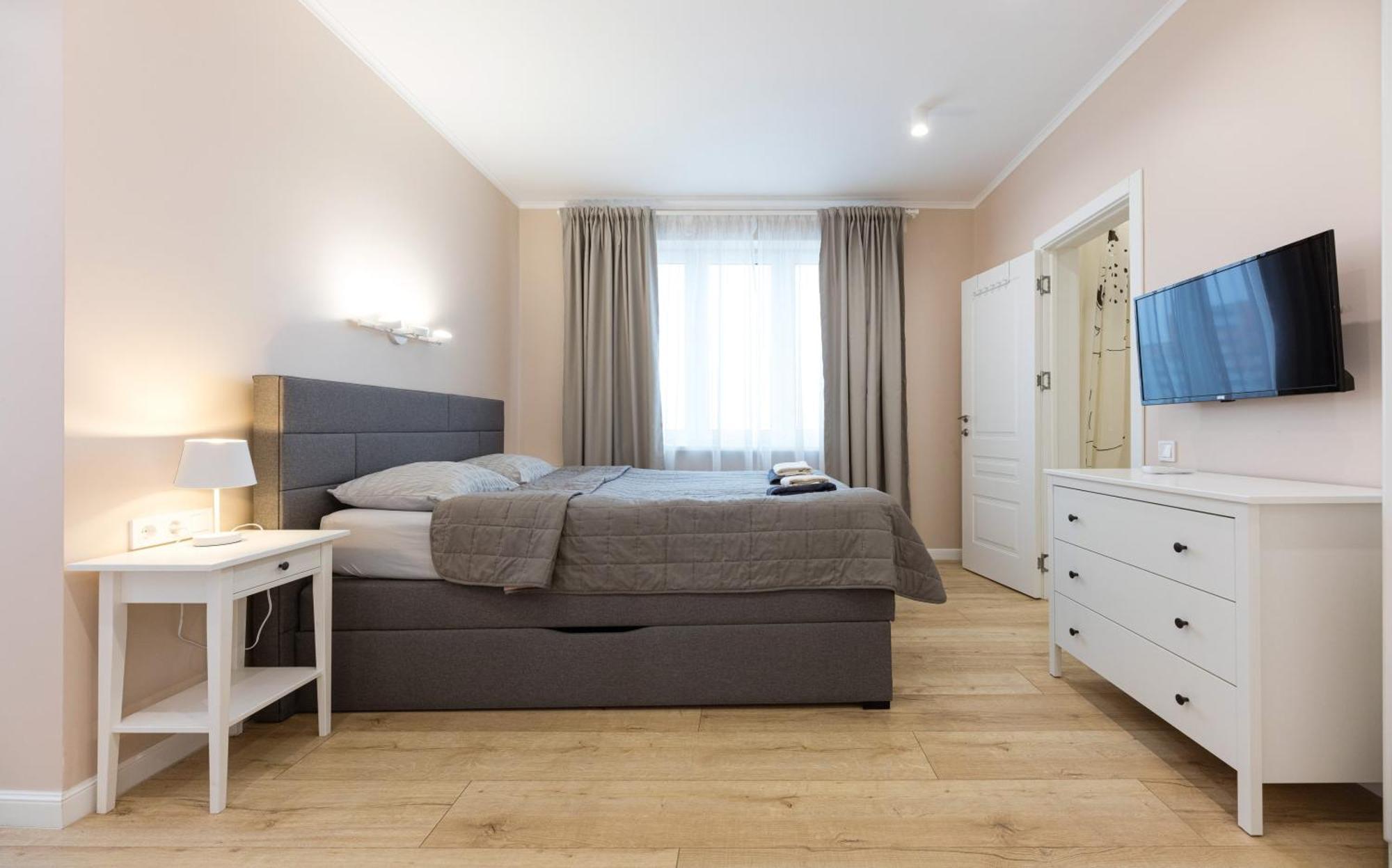 Квартири Люкс Метро Чернігівська Apartamento Kiev Exterior foto